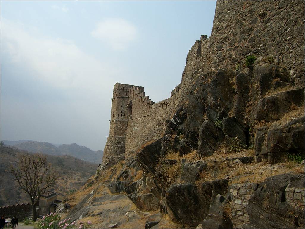 BHARAT DARSHAN - THE GREAT FORT WALL OF KUMBHALGARH, RAJASTHAN.